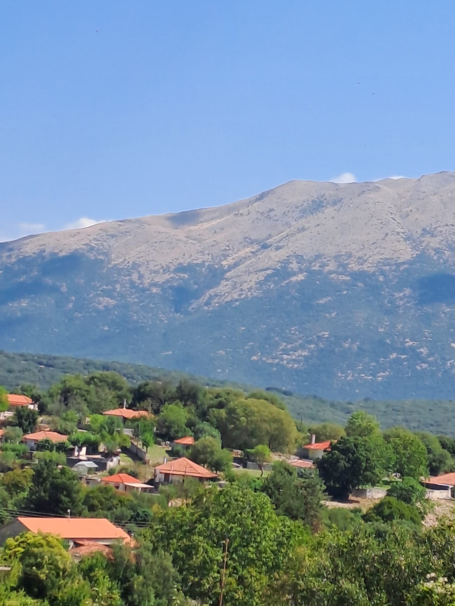 Τα κεραμοσκεπή σπίτια του χωριού / Varlaam's tiled-roof houses